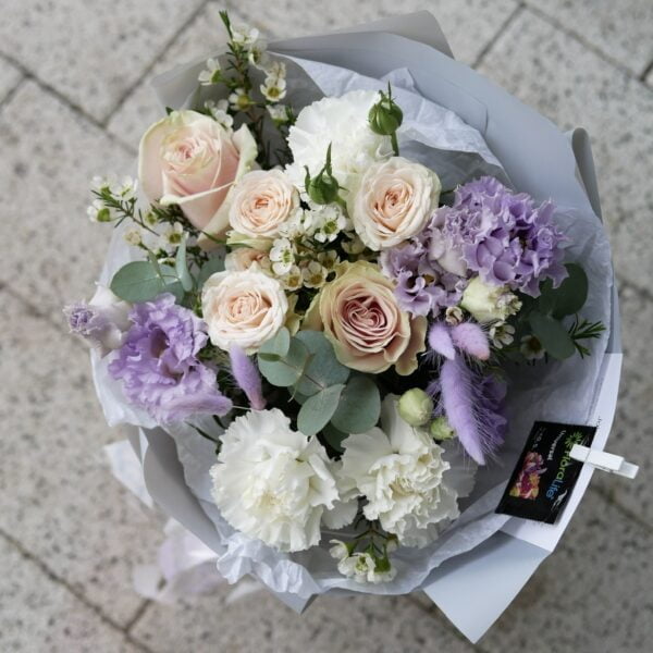 bukiet z fioletowymi kwiatami