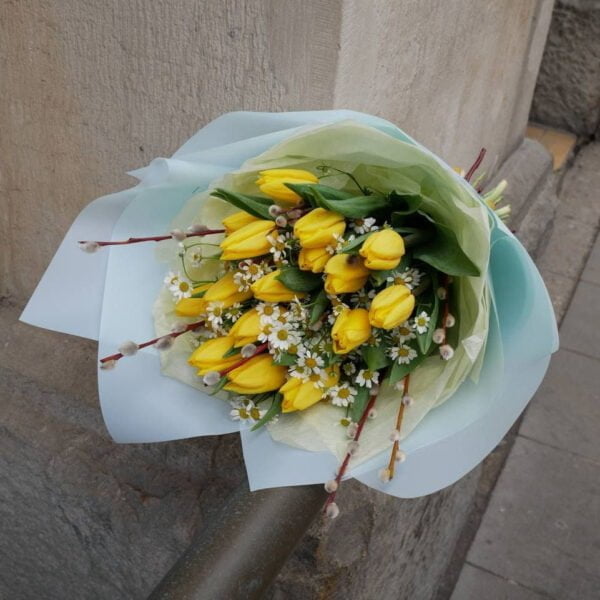 Bukiet tulipanów z bazią