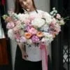 Dziewczyna trzyma w rękach duży flower box