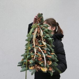 naturalna choinka z dekoracją z suszu pomarańczy, szyszek, cynamonu