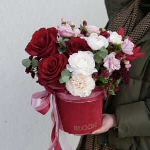 czerwony flower box na walentynki