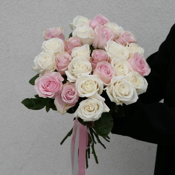 mix białych i różowych róż