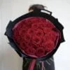 czerwone róże w czarnym opakowaniu