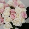 mix białych i różowych róż
