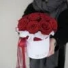 czerwone róże w białym pudelku