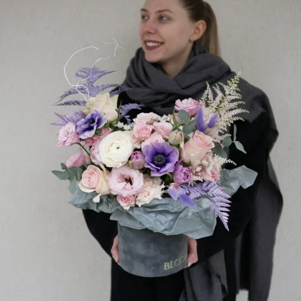 dziewczyna trzyma duży piękny box z kwiatów