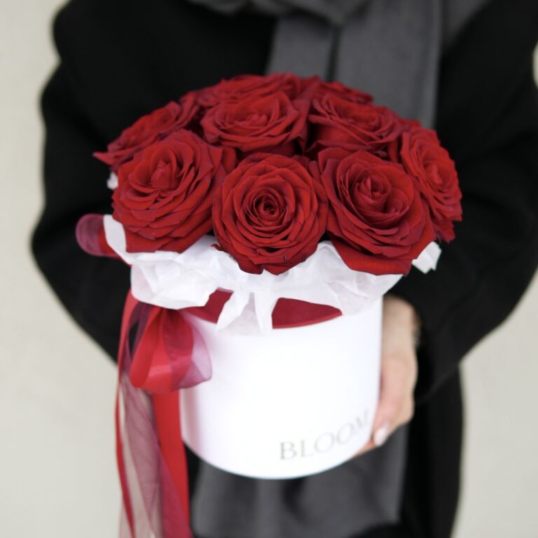 czerwone róże w białym pudelku
