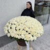 dziewczyna stoi obok koszu 301 białej róży