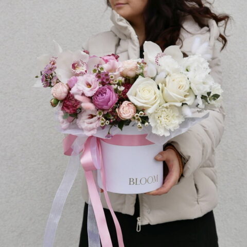 dziewczyna trzyma flower box