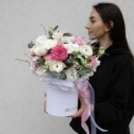 dziewczyna trzyma flower box