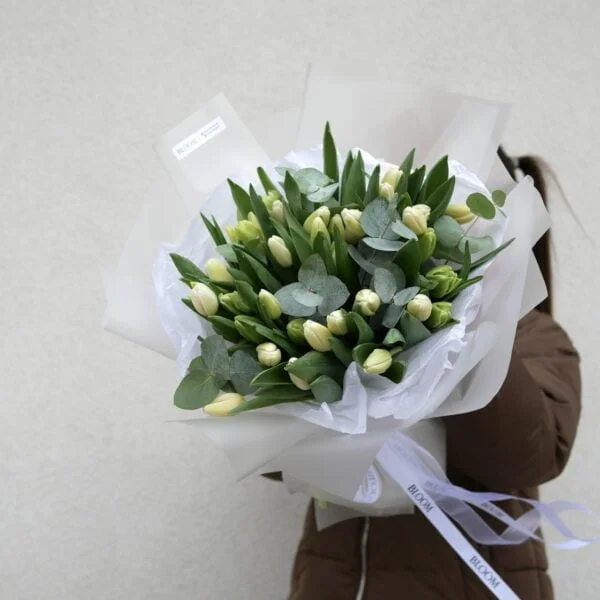 białe tulipany