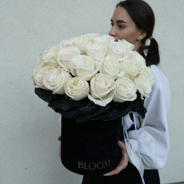 białe róże w pudelku