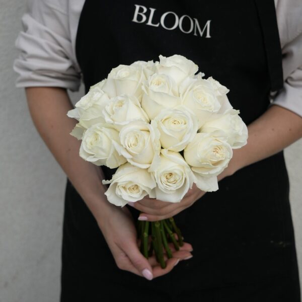 bukiet ślubny z białych róż