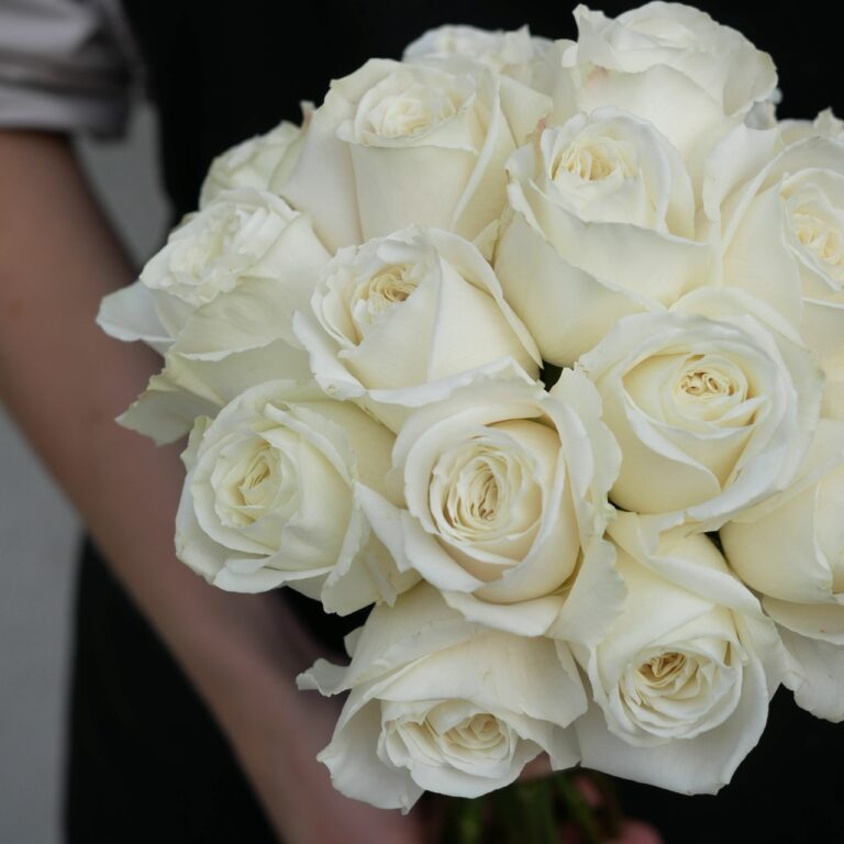 bukiet ślubny z białych róż
