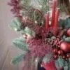 box świąteczny w czerwonej kolorystyce ze świecami