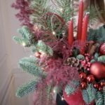 box świąteczny w czerwonej kolorystyce ze świecami