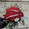 czerwone róże z eukaliptusem