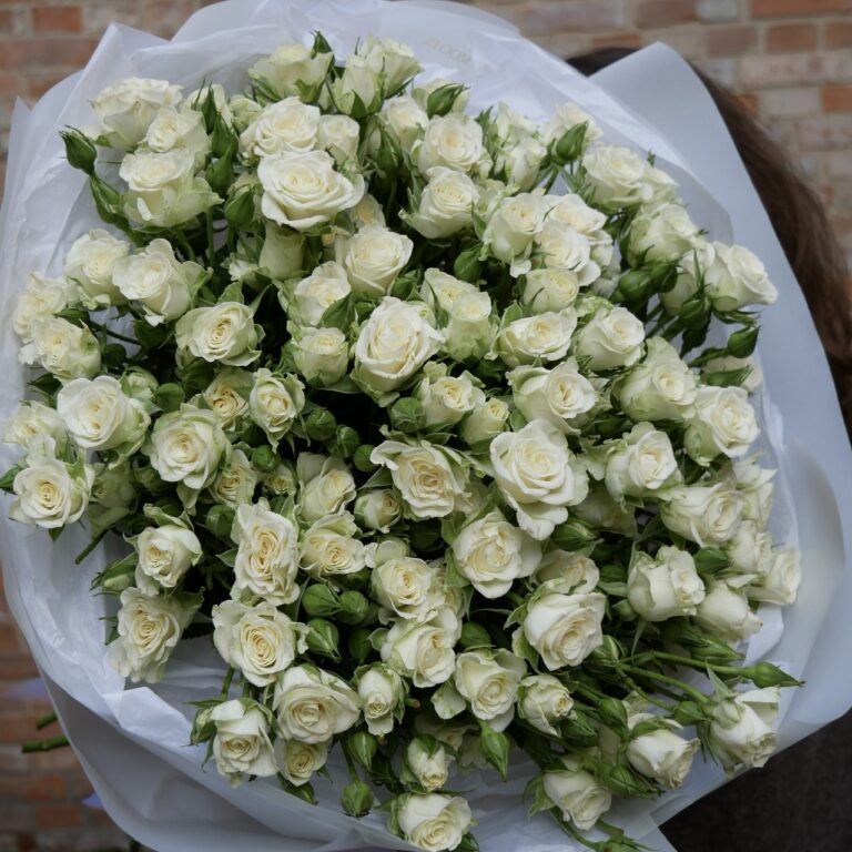 bukiet gałązkowych białych róż