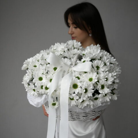 kosz kwiatów, kwiaty na dzień kobiet 8 marca dostawa kwiatów warszawa