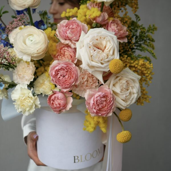 kwiaty w pudelku flowerbox kwiaty na dzień kobiet 8 marca dostawa kwiatów warszawa