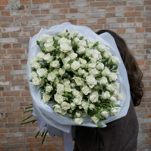 bukiet gałązkowych białych róż