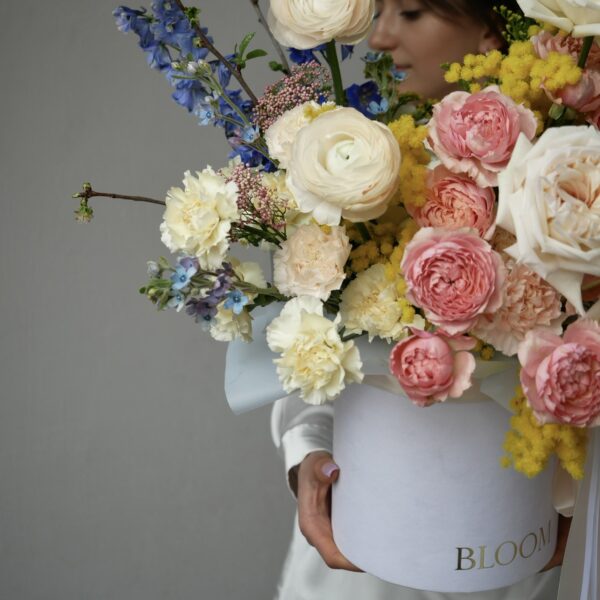 kwiaty w pudelku flowerbox kwiaty na dzień kobiet 8 marca dostawa kwiatów warszawa
