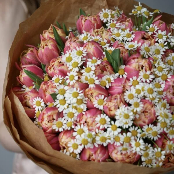 wiosenny bukiet tulipanów z rumiankiem na 8 marca na dzień kobiet