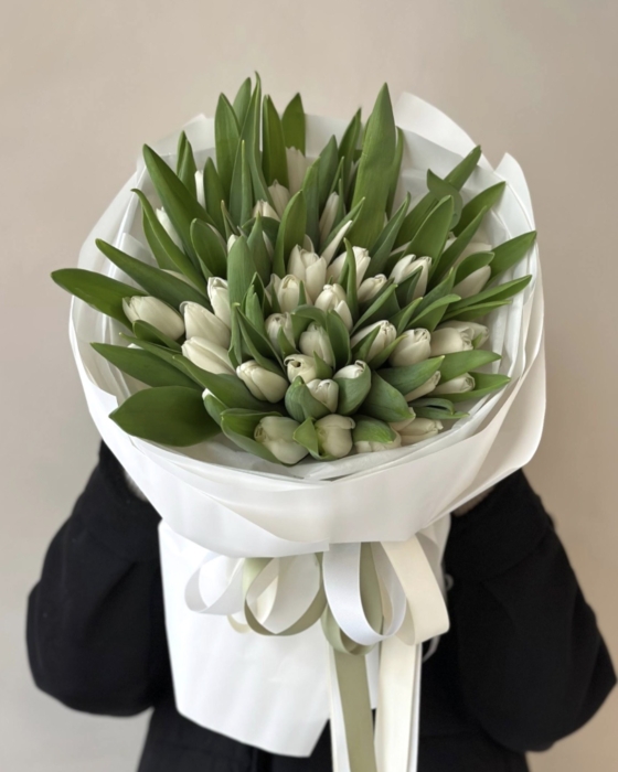 białe tulipany