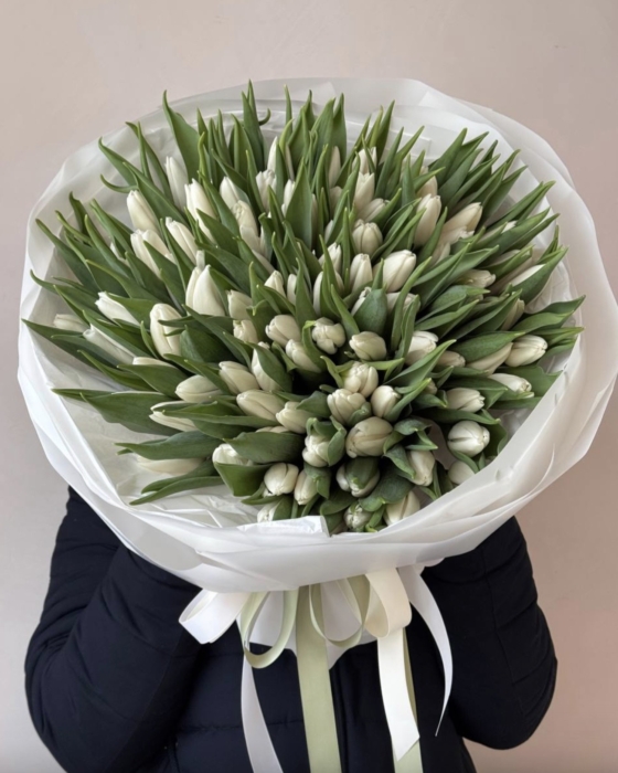 białe tulipany