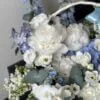 kosz kwiatów biało-niebieski