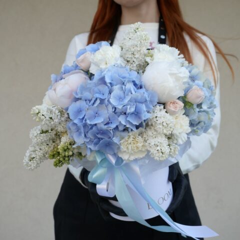 niebieskie kwiaty w pudełku