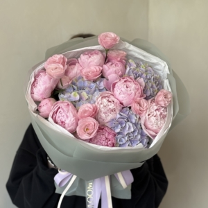 Bukiet różowy z eustoma i piwoniami
