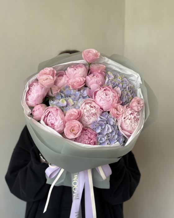 Bukiet różowy z eustoma i piwoniami