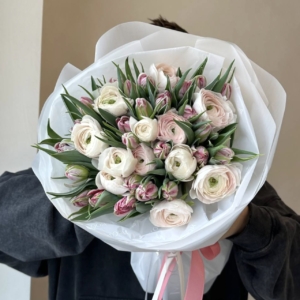 Jaskry i tulipany