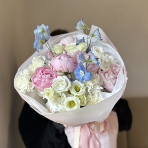 Bukiet pastelowy mieszany z piwoniami i eustoma