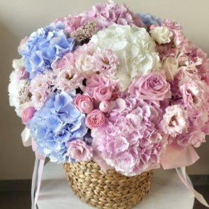Kosz kwiatów Blue & Pink Harmony tlo