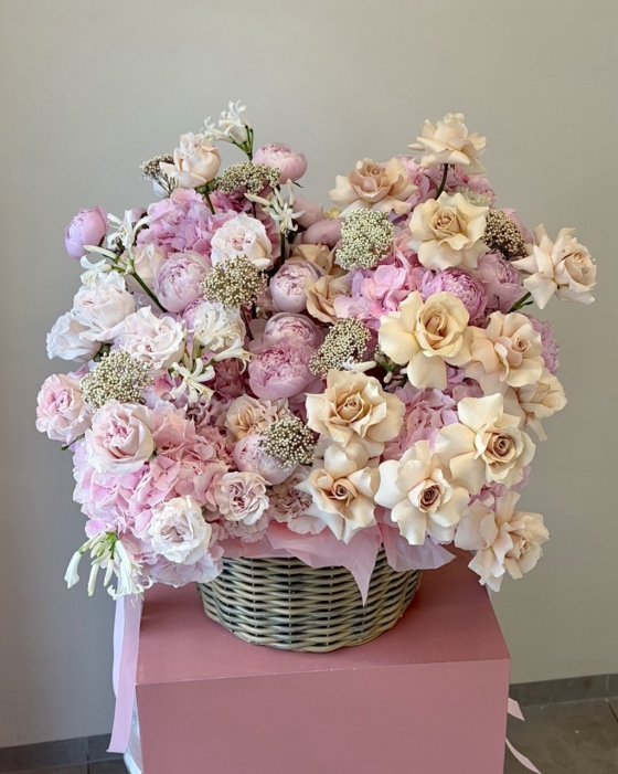 Kosz kwiatów „Blush Harmony”