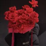 pudełko z czerwoną różą